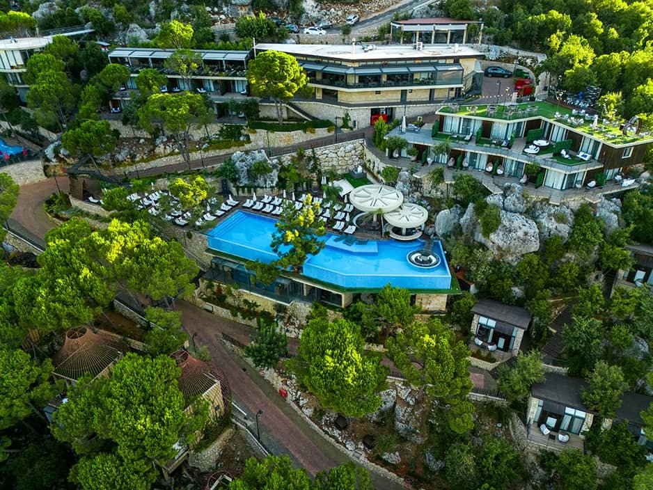 Scappa resort overview of rooms and villas and restaurant and pool