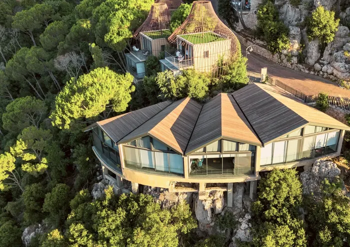 Flying Rooms, glass rooms on the cliff