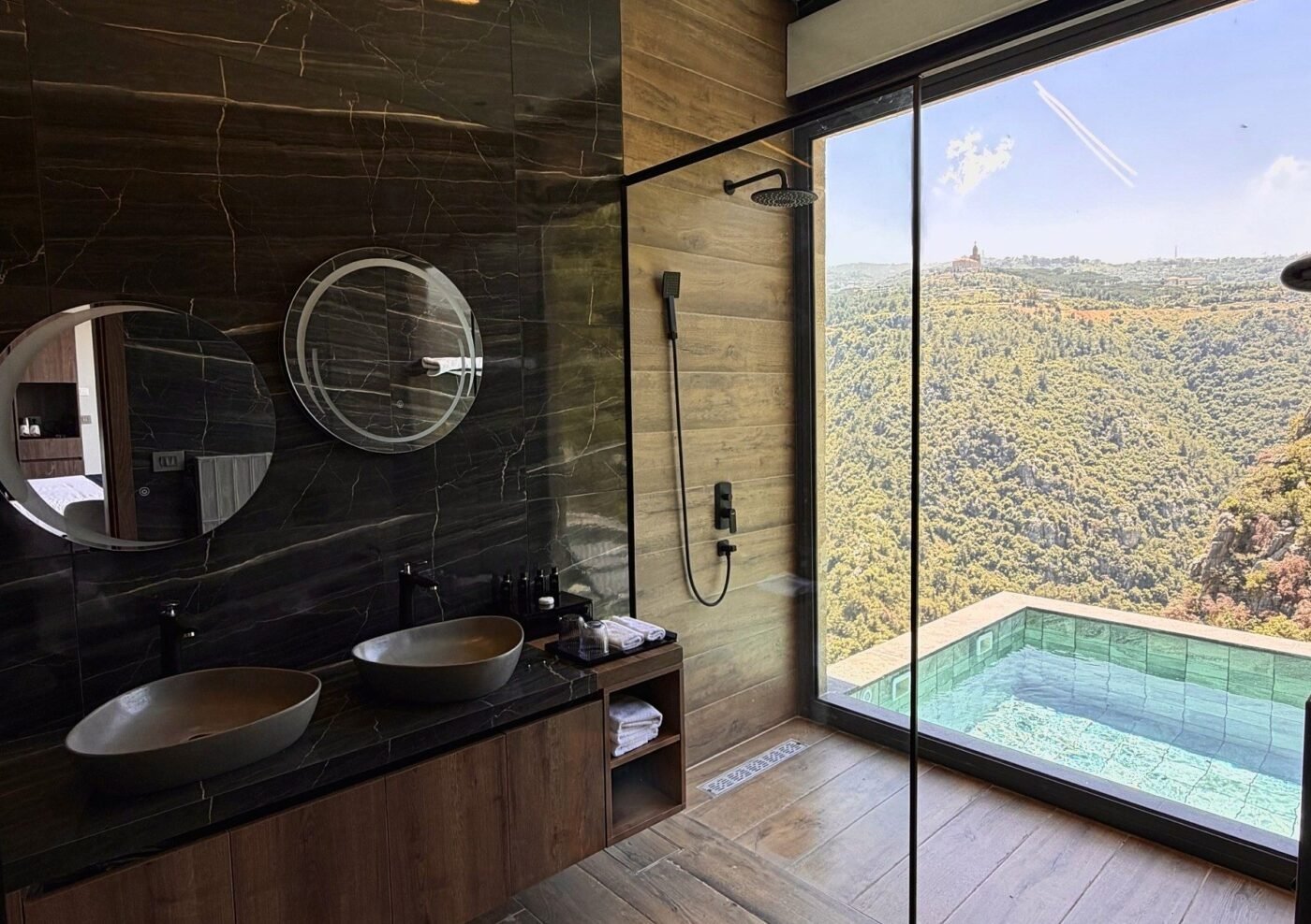 Superior Hanging Villa