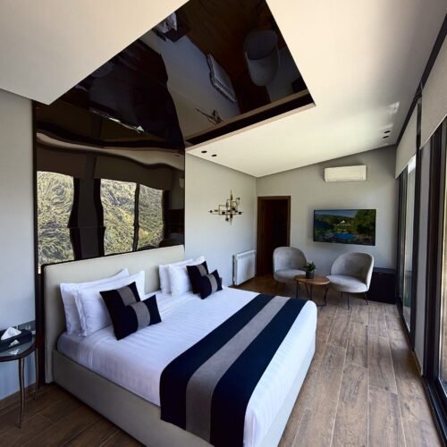 Superior Hanging Villa