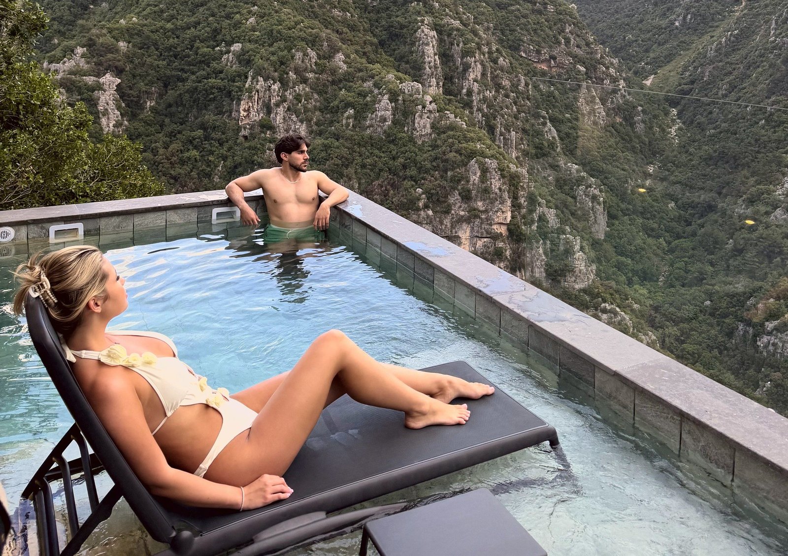 Superior Hanging Villa pool on the cliff above the valley