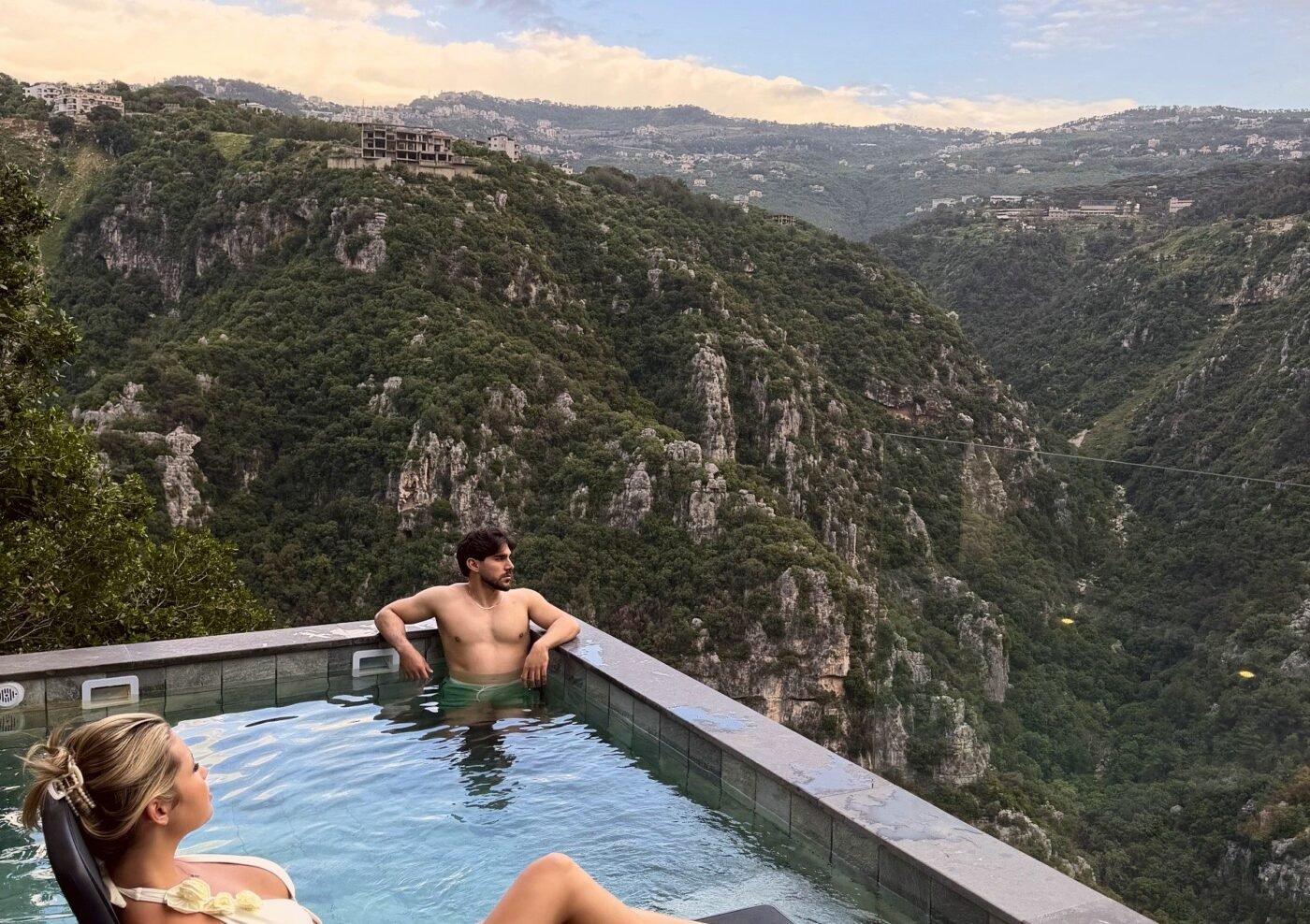 Superior Hanging Villa