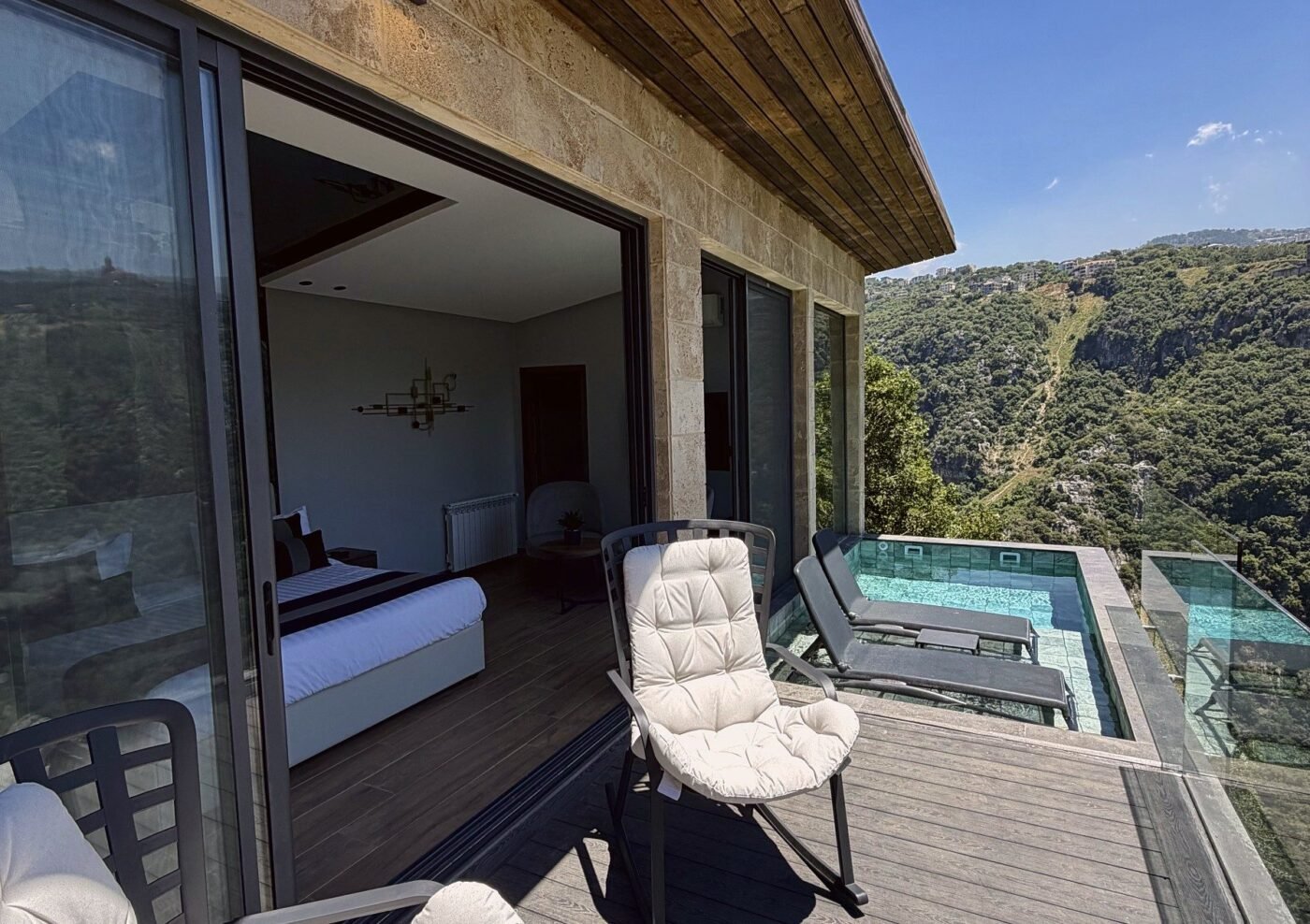 Superior Hanging Villa